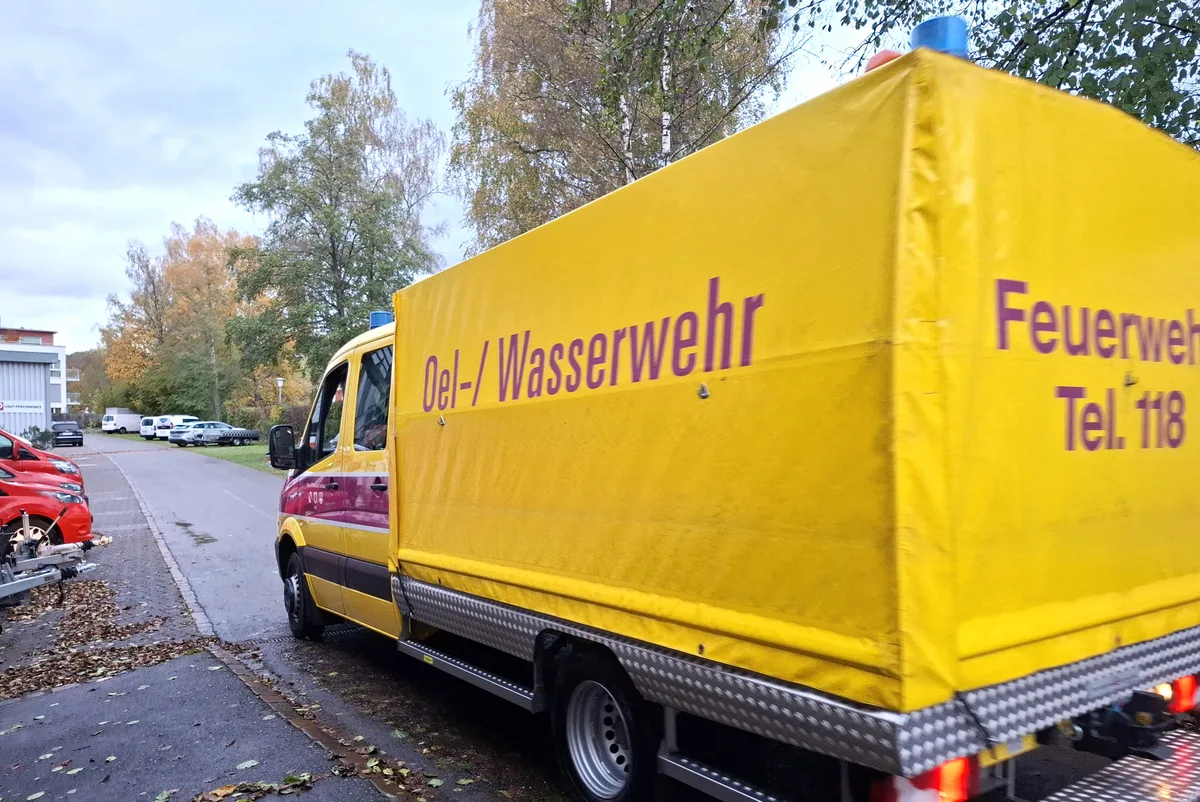 Zum Einsatz kamen diverse Einsatzwagen – hier ein Oel- und Wasserwehrfahrzeug. Ein gelbes Feuerwehrauto mit der Aufschrift Oel-/Wasserwehr steht auf einer Strasse.